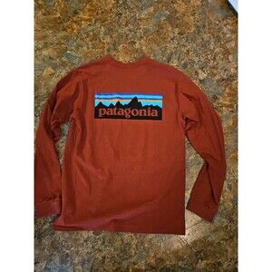 Patagonia Men's Red Cotton T-Shirt Size Small‎ Preowned Regular Fit Long Sleeve